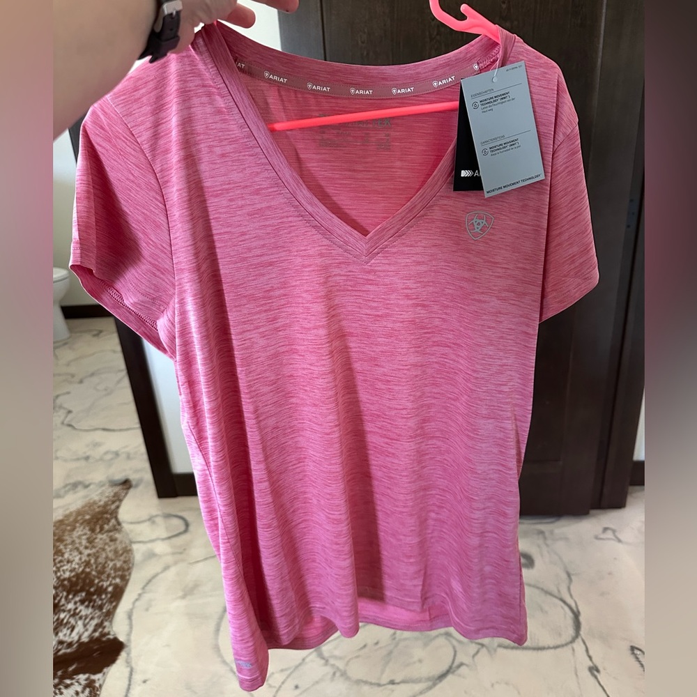 NWT Women’s size large Ariat Laguna short sleeve v neck in slate rose.